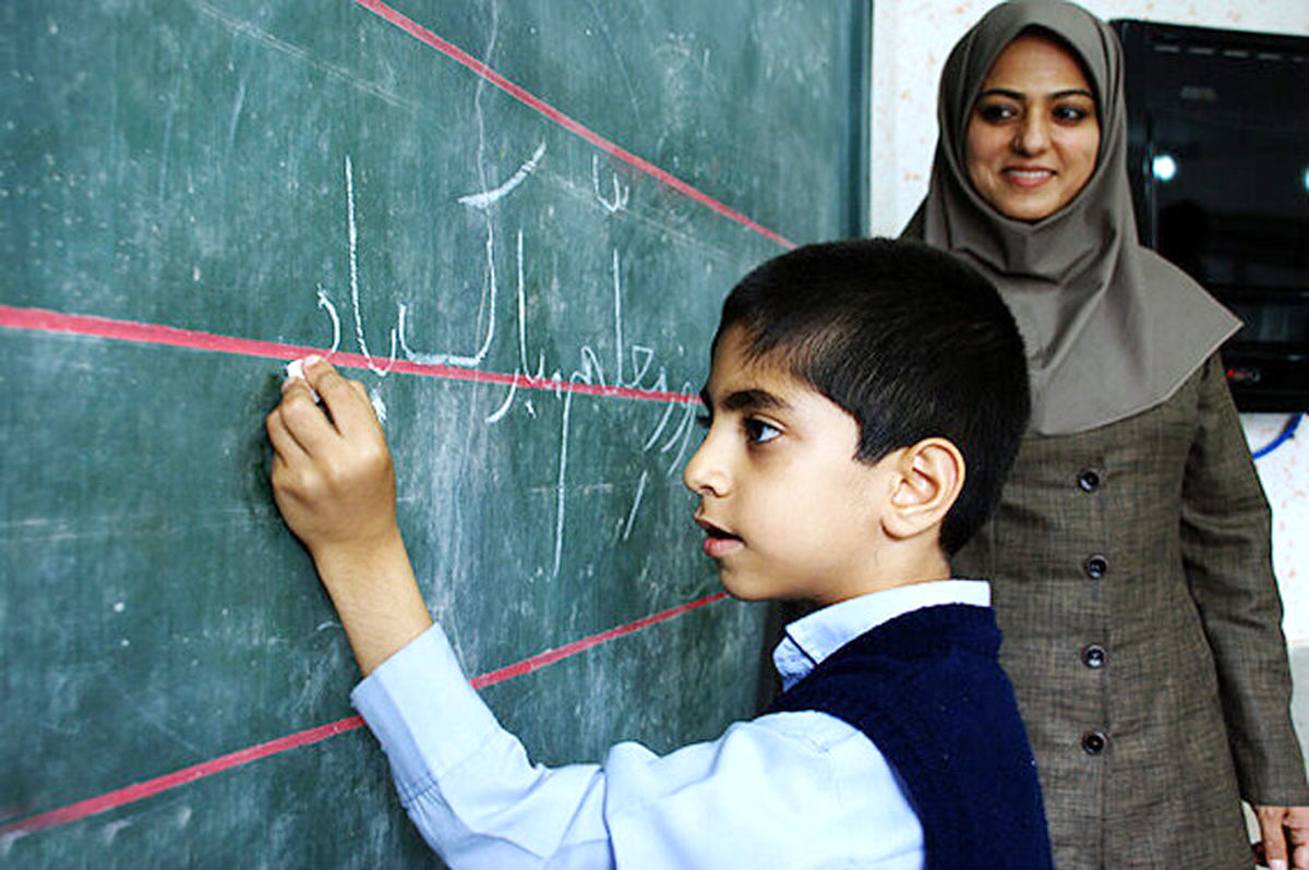 حقوق معلمان باید ۱۵۰ تا ۲۰۰ درصد افزایش یابد